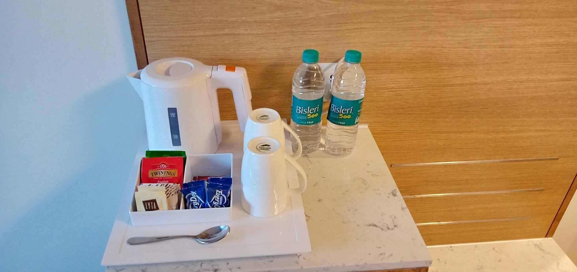 Holiday Inn Express Gurugram Sector 50 By Ihg Гургаон Екстериор снимка