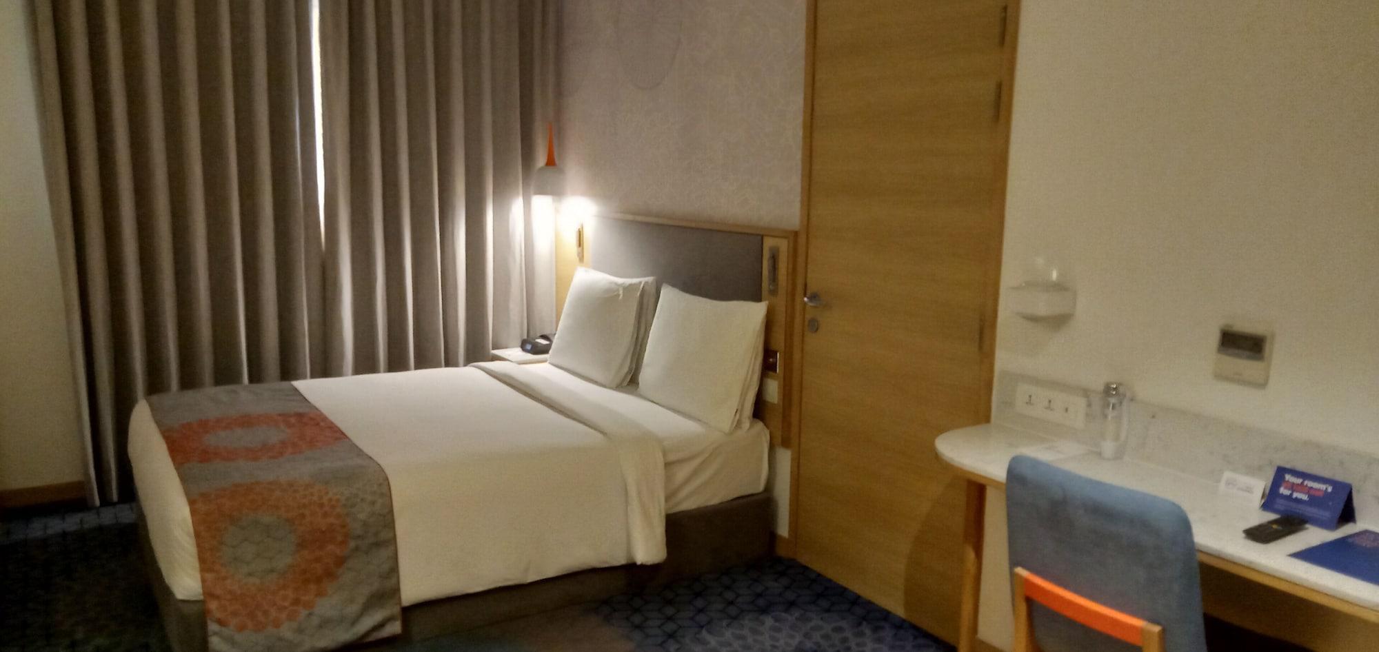 Holiday Inn Express Gurugram Sector 50 By Ihg Гургаон Екстериор снимка