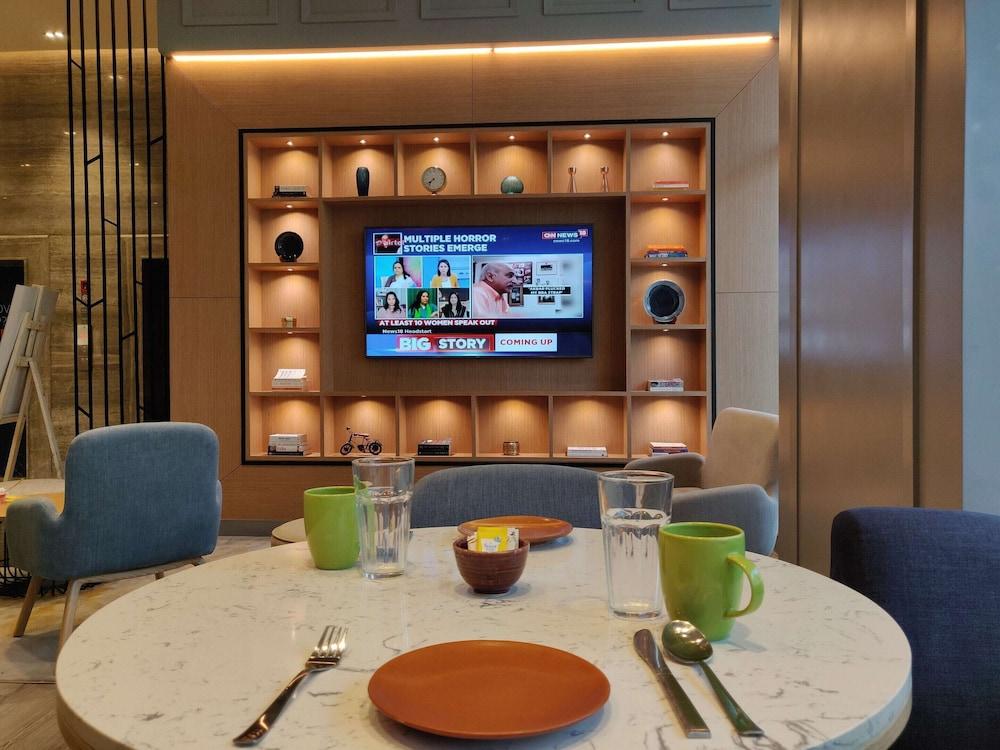 Holiday Inn Express Gurugram Sector 50 By Ihg Гургаон Екстериор снимка