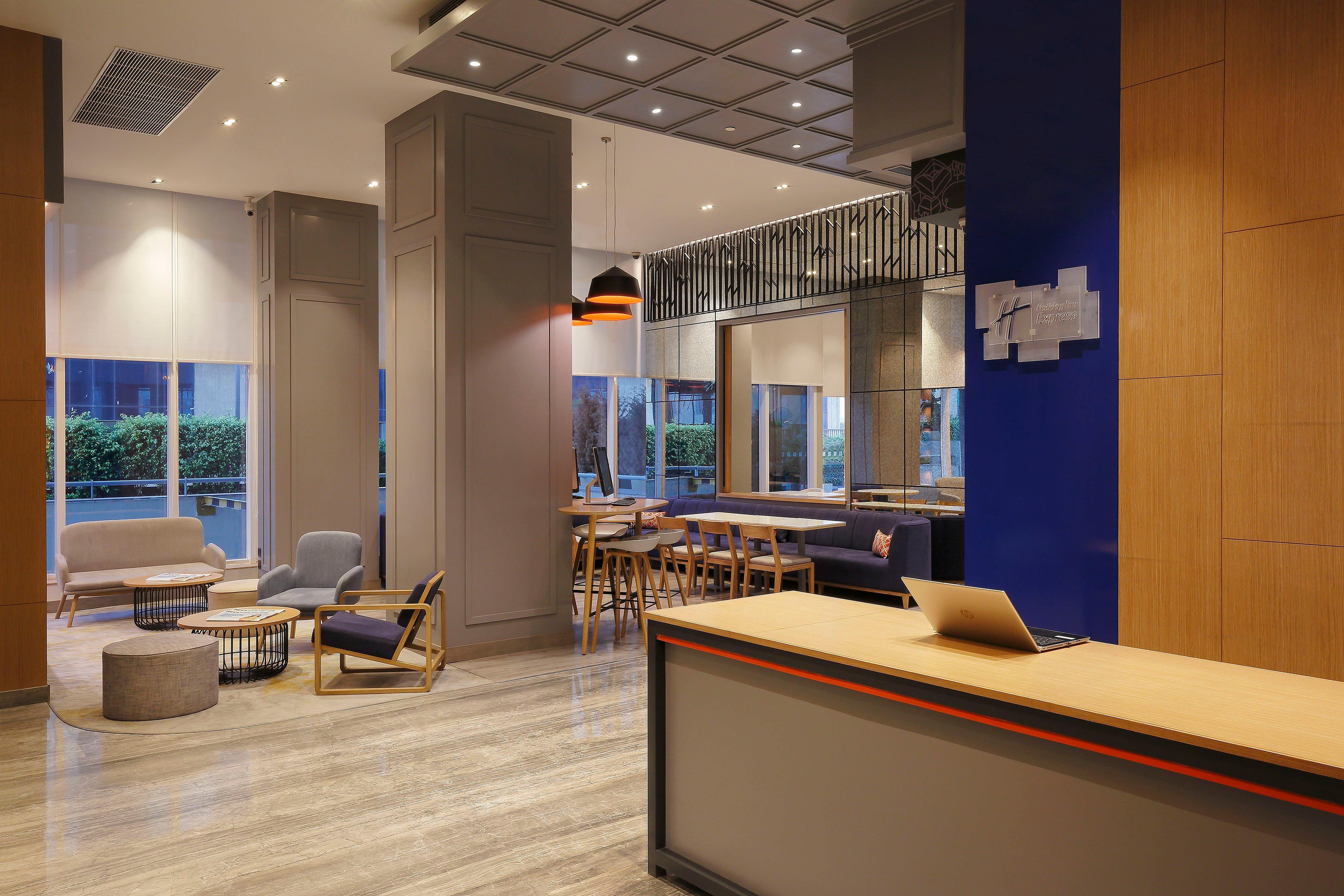Holiday Inn Express Gurugram Sector 50 By Ihg Гургаон Екстериор снимка