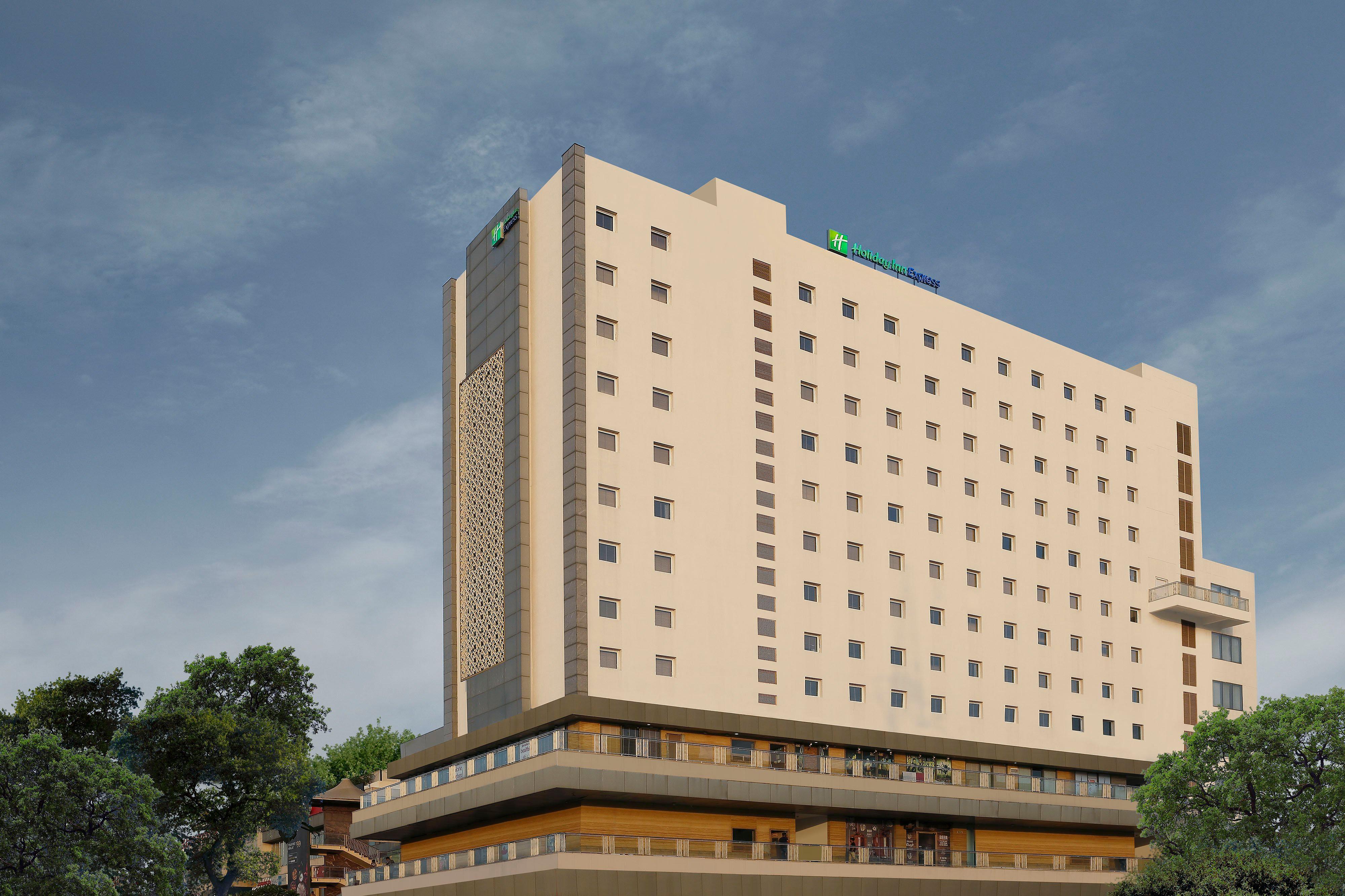 Holiday Inn Express Gurugram Sector 50 By Ihg Гургаон Екстериор снимка