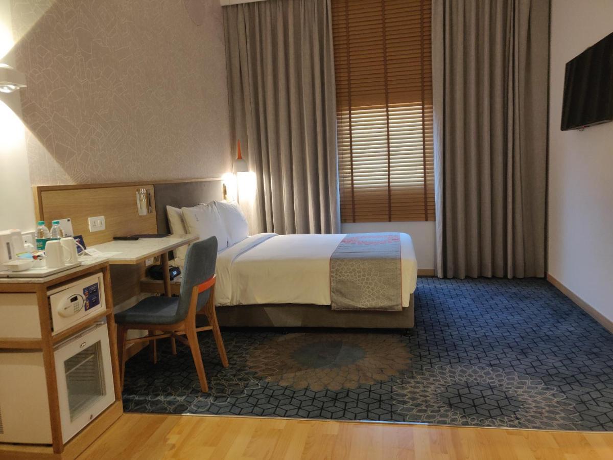Holiday Inn Express Gurugram Sector 50 By Ihg Гургаон Екстериор снимка