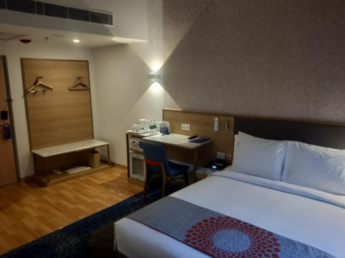 Holiday Inn Express Gurugram Sector 50 By Ihg Гургаон Екстериор снимка