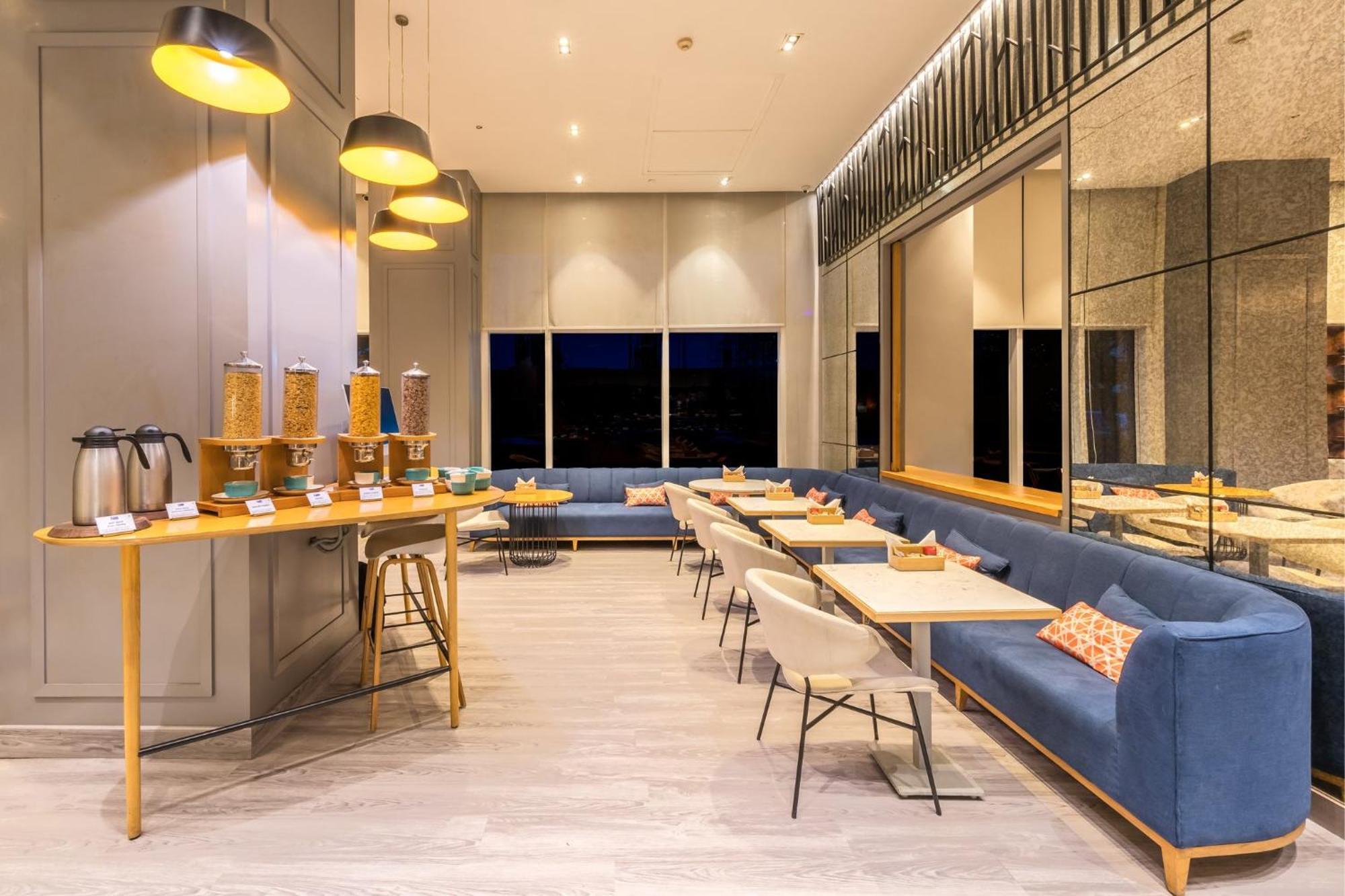 Holiday Inn Express Gurugram Sector 50 By Ihg Гургаон Екстериор снимка