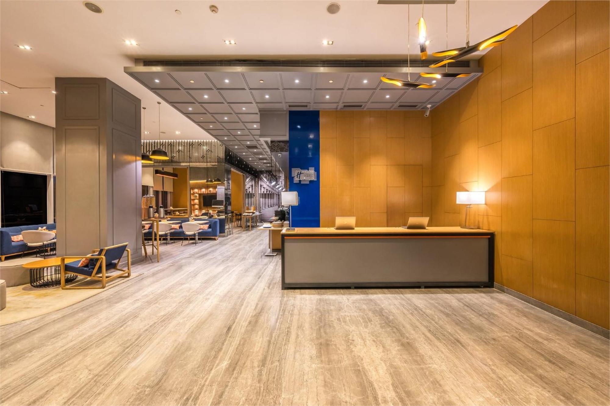 Holiday Inn Express Gurugram Sector 50 By Ihg Гургаон Екстериор снимка