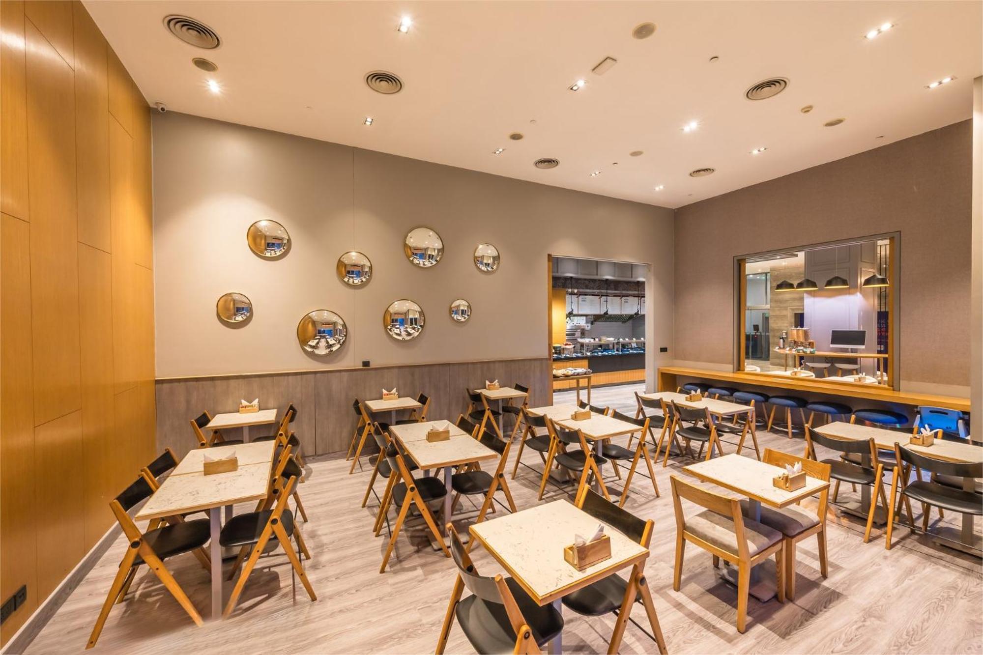 Holiday Inn Express Gurugram Sector 50 By Ihg Гургаон Екстериор снимка